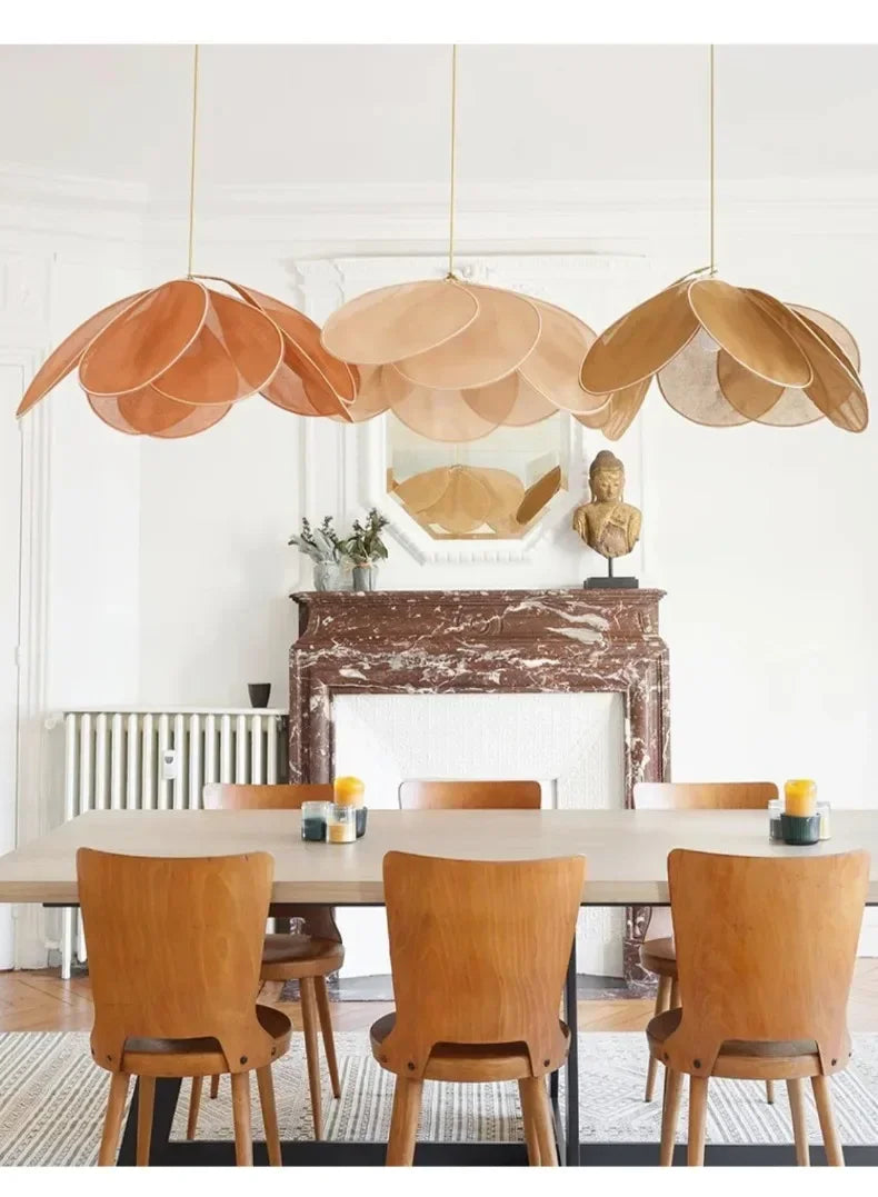 LumaFlora Petal Light – Lampada a Sospensione in Tessuto Artistico con Petali Colorati