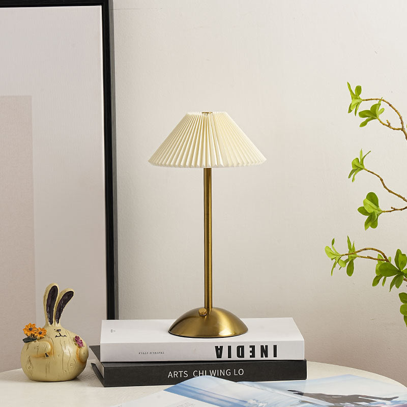 Lampada da Tavolo Conica Plissettata Ricaricabile in Ferro Scandinava Contemporanea da 1 Luce per Comodino