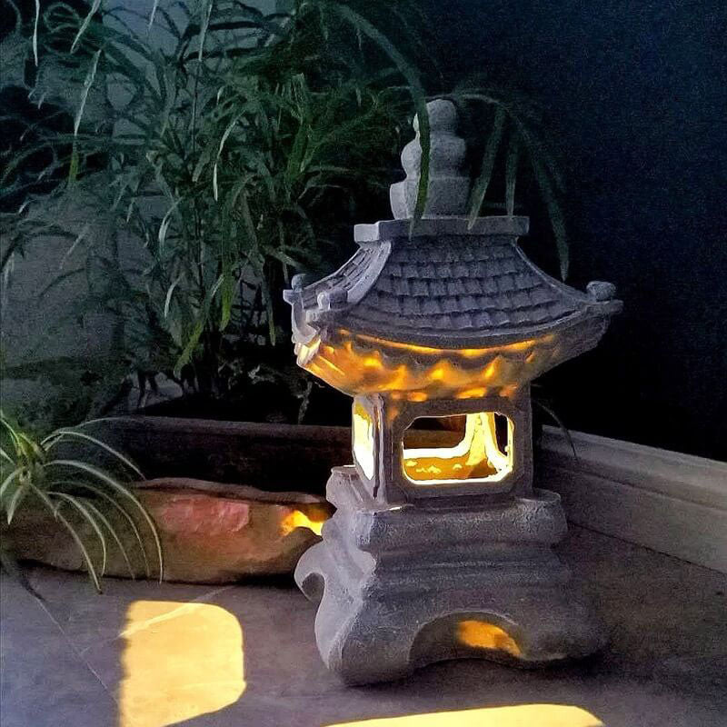 Lampada da Giardino a Forma di Pagoda Alimentata a Energia Solare con Finitura in Pietra