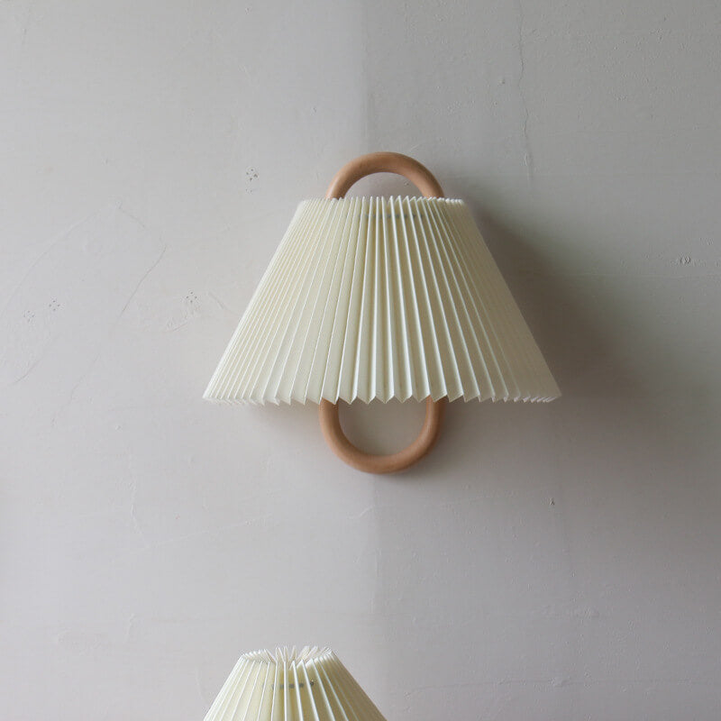 Applique moderna originale in legno massello plissettato a semicerchio con 1 luce