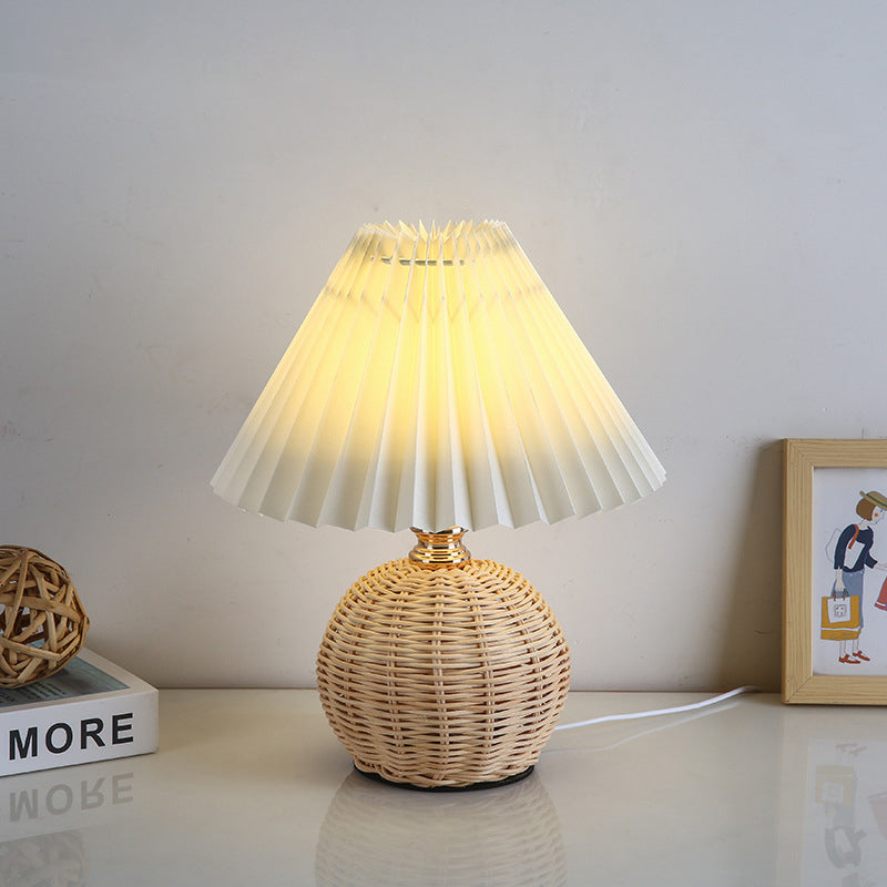 Lampada da Tavolo LED a Pallone Conico Pieghettato in Rattan Nordico Contemporaneo per Camera da Letto