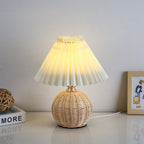 Lampada da Tavolo LED a Pallone Conico Pieghettato in Rattan Nordico Contemporaneo per Camera da Letto