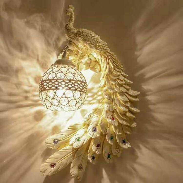 Lampada da Parete Vintage Ornata in Resina con Coda Lunga di Pavone e Sfere di Cristallo 1 Luce
