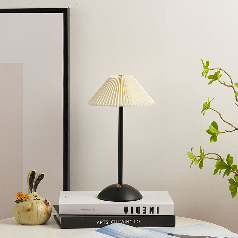Lampada da Tavolo Conica Plissettata Ricaricabile in Ferro Scandinava Contemporanea da 1 Luce per Comodino