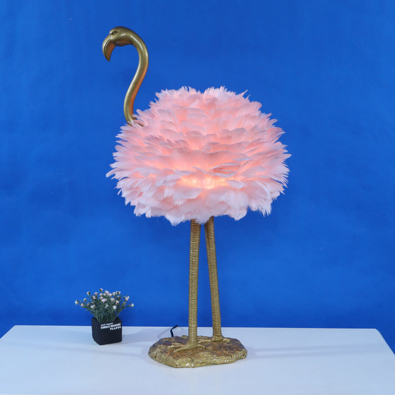 Lampada da tavolo in metallo a forma di fenicottero con piume d'oca nordico contemporaneo, 1 luce per comodino