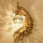 Lampada da Parete Vintage Ornata in Resina con Coda Lunga di Pavone e Sfere di Cristallo 1 Luce