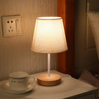 Lampada da Tavolo LED a Cono in Tessuto di Legno Massello Nordico Contemporaneo per Soggiorno e Camera da Letto