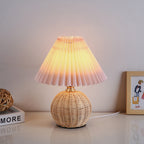 Lampada da Tavolo LED a Pallone Conico Pieghettato in Rattan Nordico Contemporaneo per Camera da Letto