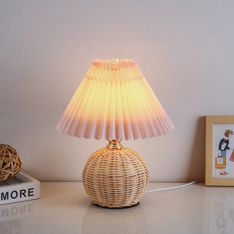Lampada da Tavolo LED a Pallone Conico Pieghettato in Rattan Nordico Contemporaneo per Camera da Letto