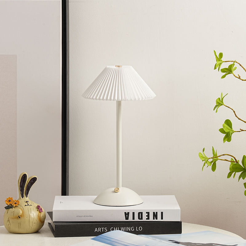 Lampada da Tavolo Conica Plissettata Ricaricabile in Ferro Scandinava Contemporanea da 1 Luce per Comodino