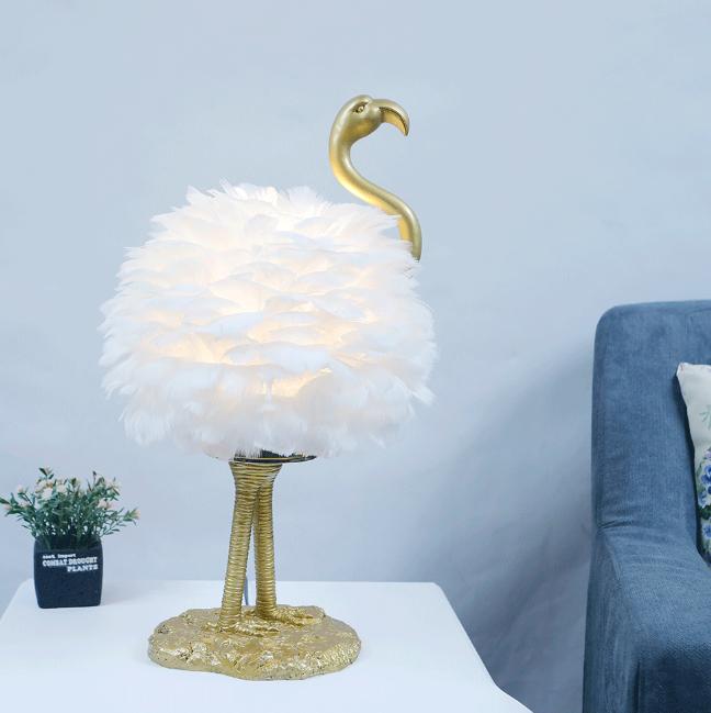 Lampada da tavolo in metallo a forma di fenicottero con piume d'oca nordico contemporaneo, 1 luce per comodino