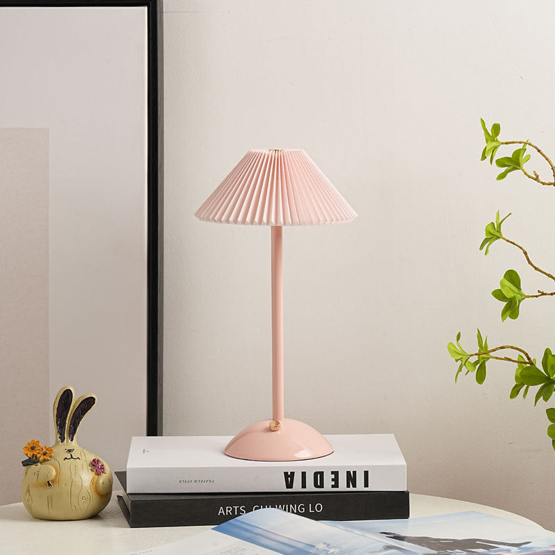 Lampada da Tavolo Conica Plissettata Ricaricabile in Ferro Scandinava Contemporanea da 1 Luce per Comodino