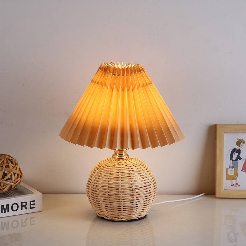 Lampada da Tavolo LED a Pallone Conico Pieghettato in Rattan Nordico Contemporaneo per Camera da Letto