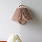 Applique moderna originale in legno massello plissettato a semicerchio con 1 luce
