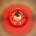 Applique da parete a forma di disco volante in ferro e acrilico colorato contemporaneo per sala di intrattenimento con 1 luce