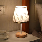 Lampada da Tavolo LED a Cono in Tessuto di Legno Massello Nordico Contemporaneo per Soggiorno e Camera da Letto