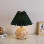 Lampada da Tavolo LED a Pallone Conico Pieghettato in Rattan Nordico Contemporaneo per Camera da Letto