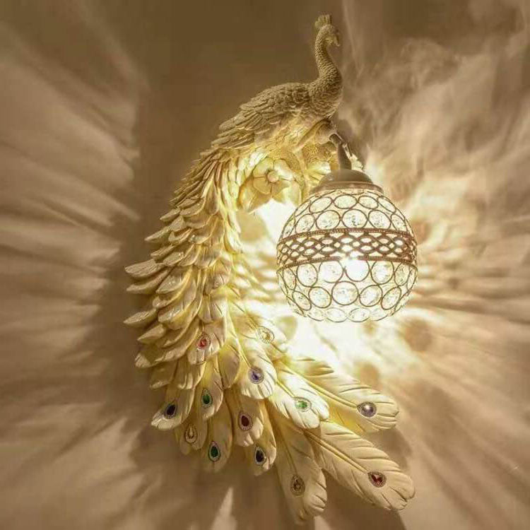 Lampada da Parete Vintage Ornata in Resina con Coda Lunga di Pavone e Sfere di Cristallo 1 Luce