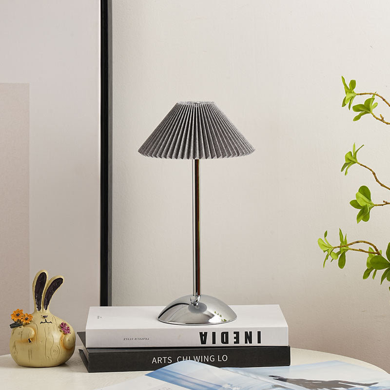 Lampada da Tavolo Conica Plissettata Ricaricabile in Ferro Scandinava Contemporanea da 1 Luce per Comodino