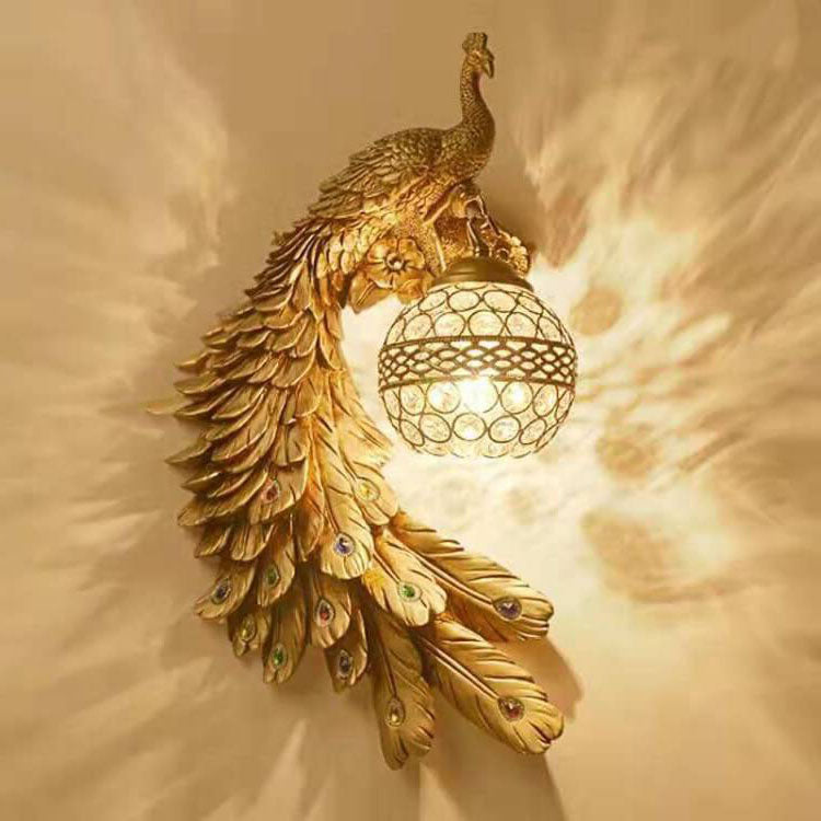 Lampada da Parete Vintage Ornata in Resina con Coda Lunga di Pavone e Sfere di Cristallo 1 Luce
