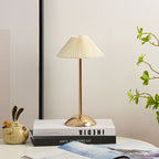 Lampada da Tavolo Conica Plissettata Ricaricabile in Ferro Scandinava Contemporanea da 1 Luce per Comodino
