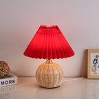 Lampada da Tavolo LED a Pallone Conico Pieghettato in Rattan Nordico Contemporaneo per Camera da Letto
