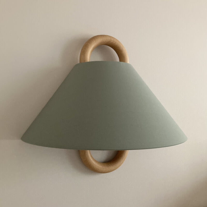 Applique moderna originale in legno massello plissettato a semicerchio con 1 luce