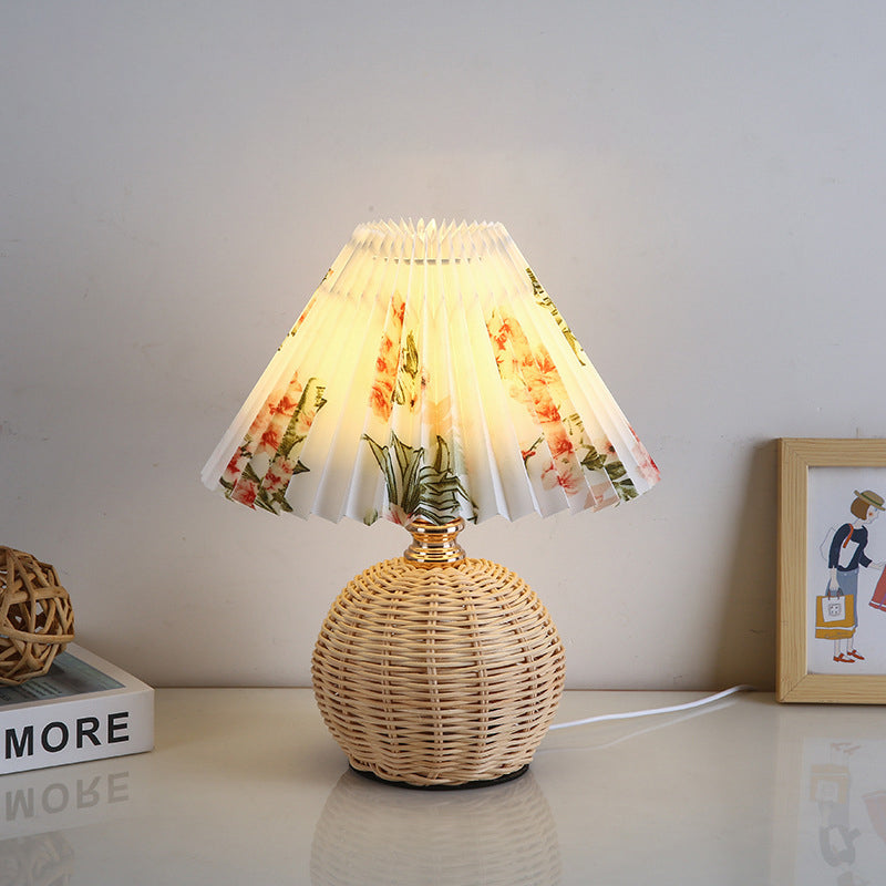 Lampada da Tavolo LED a Pallone Conico Pieghettato in Rattan Nordico Contemporaneo per Camera da Letto