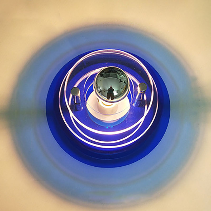 Applique da parete a forma di disco volante in ferro e acrilico colorato contemporaneo per sala di intrattenimento con 1 luce