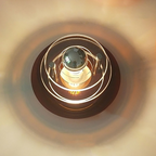 Applique da parete a forma di disco volante in ferro e acrilico colorato contemporaneo per sala di intrattenimento con 1 luce