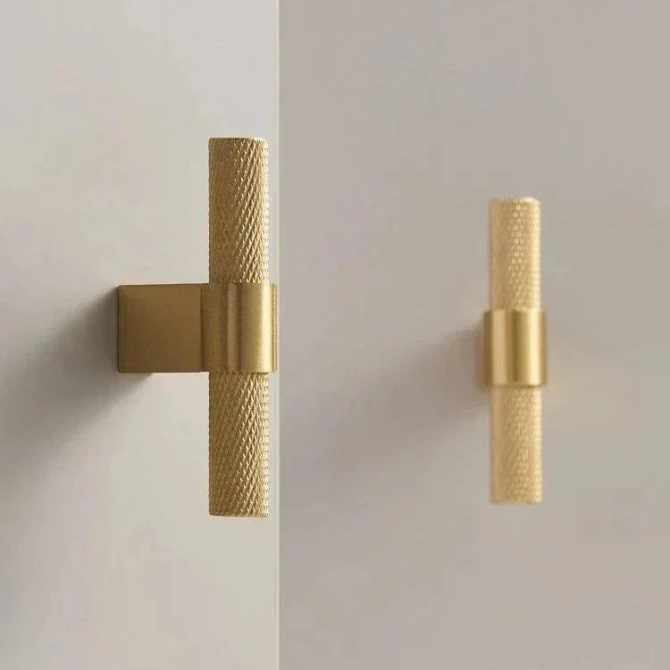 Maniglia T-Bar in Ottone Saanvi con Texture Rigata