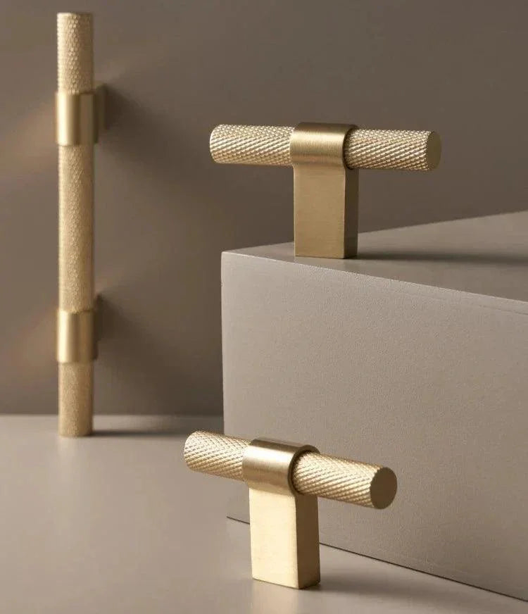 Maniglia T-Bar in Ottone Saanvi con Texture Rigata