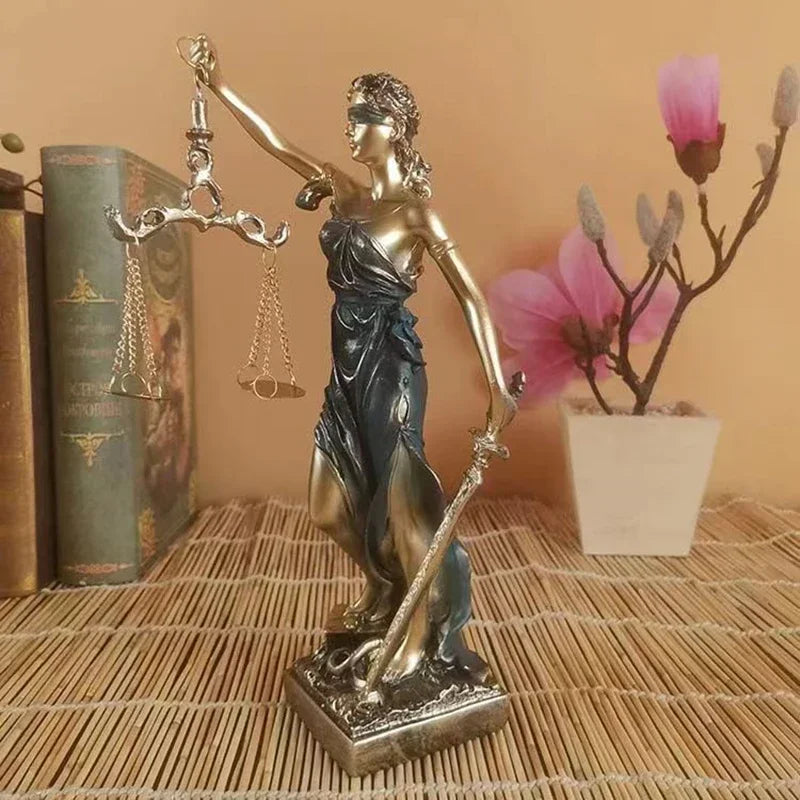 JustiMuse – Scultura di Lady Justice con pesi bilanciati ed eleganza senza tempo