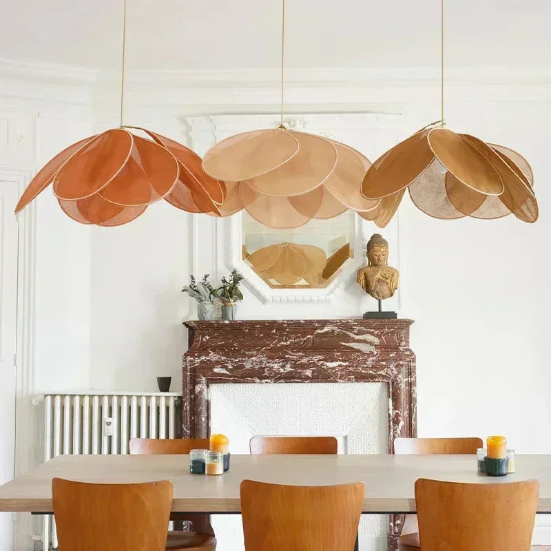 LumaFlora Petal Light – Lampada a Sospensione in Tessuto Artistico con Petali Colorati