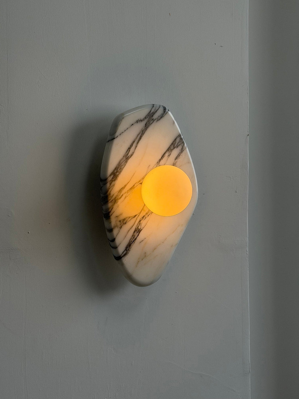Lampada da parete in marmo testurizzato