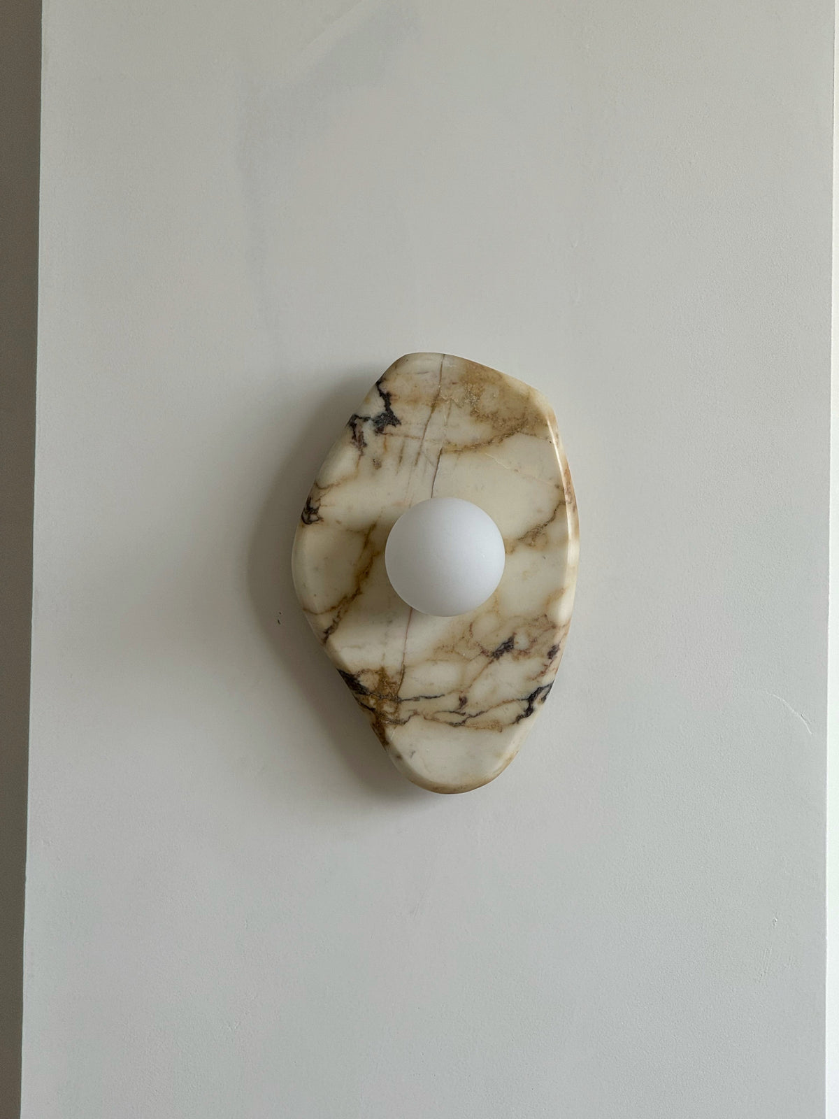 Lampada da parete in marmo testurizzato