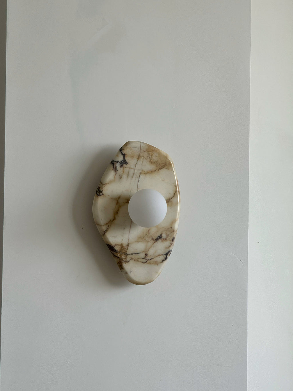 Lampada da parete in marmo testurizzato