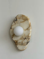 Lampada da parete in marmo testurizzato