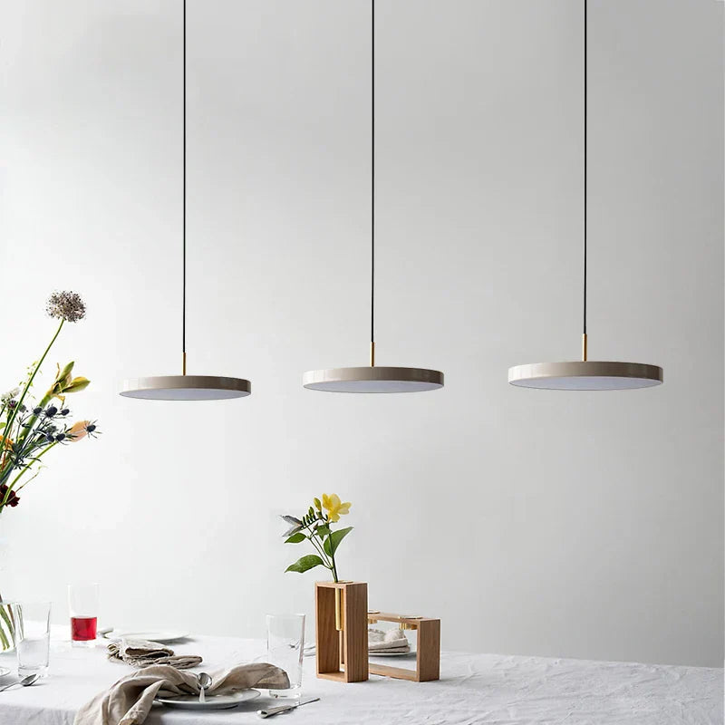 LumiHover - Moderna sospensione LED ispirata agli UFO per un'illuminazione interna elegante