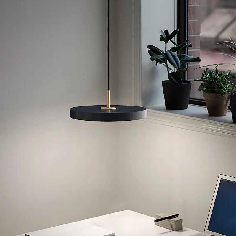 LumiHover - Moderna sospensione LED ispirata agli UFO per un'illuminazione interna elegante