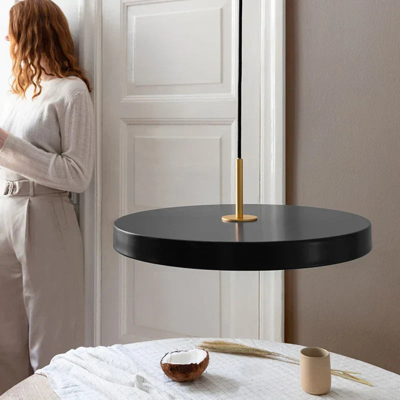 LumiHover - Moderna sospensione LED ispirata agli UFO per un'illuminazione interna elegante