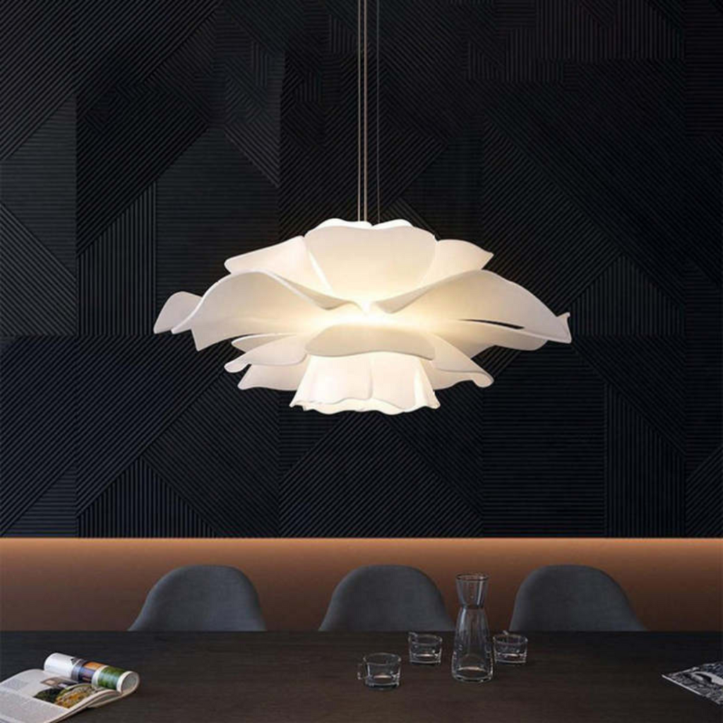 SophiaBloom – Sospensione a forma di fiore in morbido bianco con design scultoreo