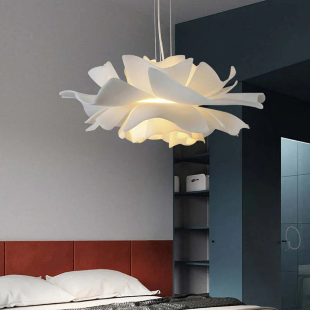 SophiaBloom – Sospensione a forma di fiore in morbido bianco con design scultoreo