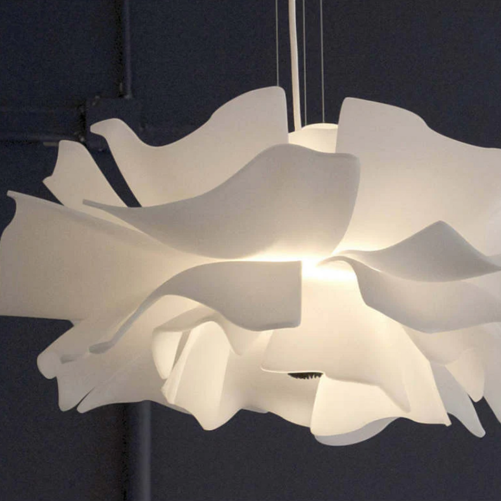 SophiaBloom – Sospensione a forma di fiore in morbido bianco con design scultoreo