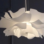 SophiaBloom – Sospensione a forma di fiore in morbido bianco con design scultoreo