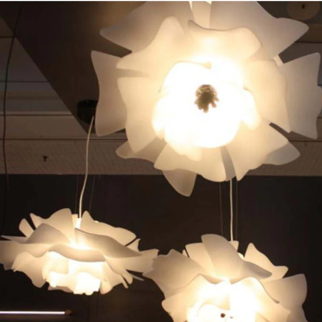 SophiaBloom – Sospensione a forma di fiore in morbido bianco con design scultoreo
