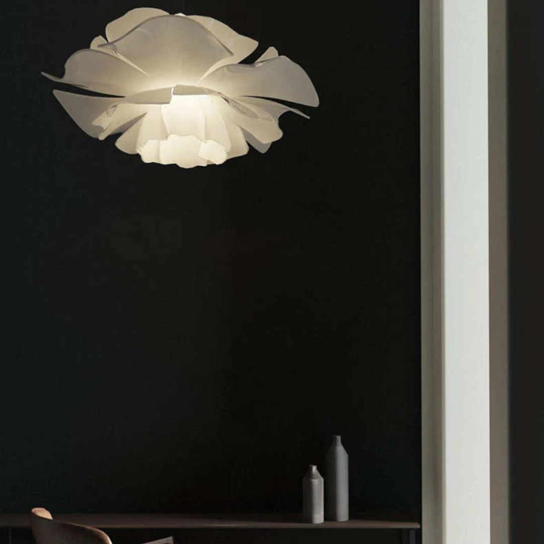 SophiaBloom – Sospensione a forma di fiore in morbido bianco con design scultoreo