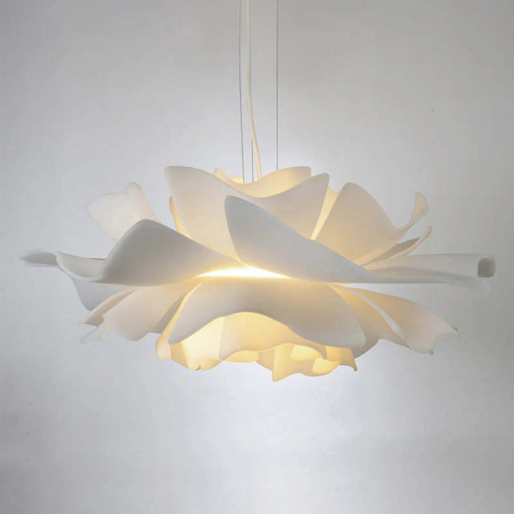 SophiaBloom – Sospensione a forma di fiore in morbido bianco con design scultoreo