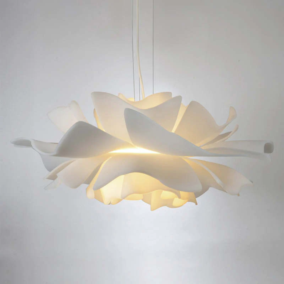 SophiaBloom – Sospensione a forma di fiore in morbido bianco con design scultoreo