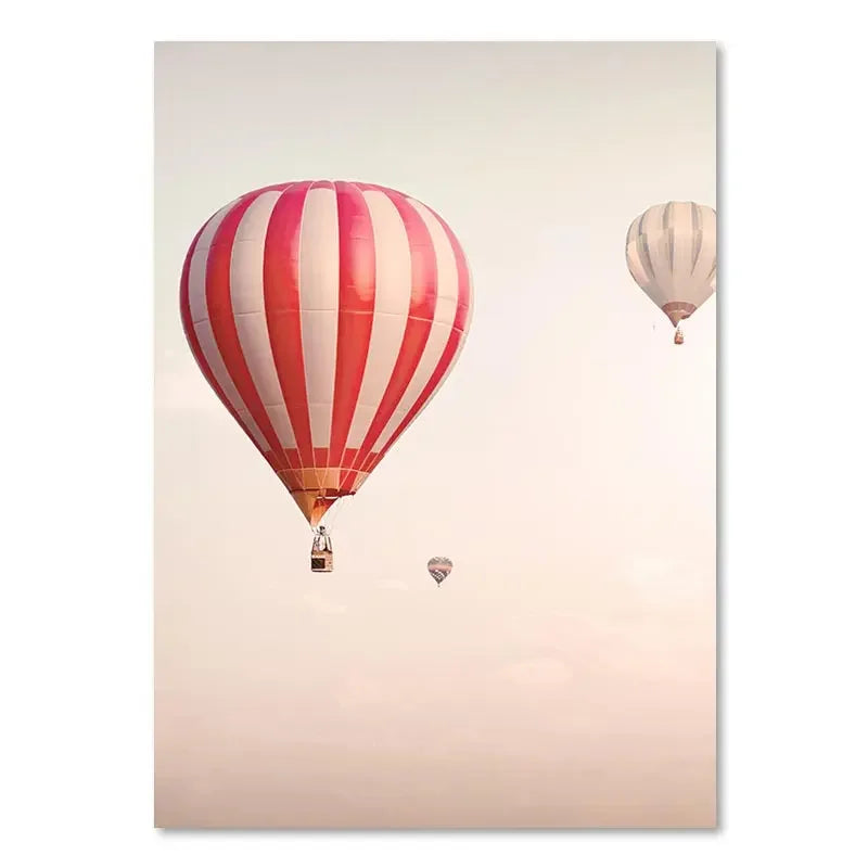 Poster da parete – Stampa su tela – Paesaggio beige con mongolfiera – Verticale – Design moderno per ambienti eleganti